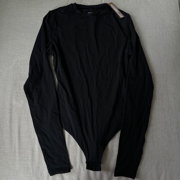SKIMS LONG SLEEVE CREW NECK BODYSUIT Size XS Small Onyx Black NEW NWT - Picture 3 of 6